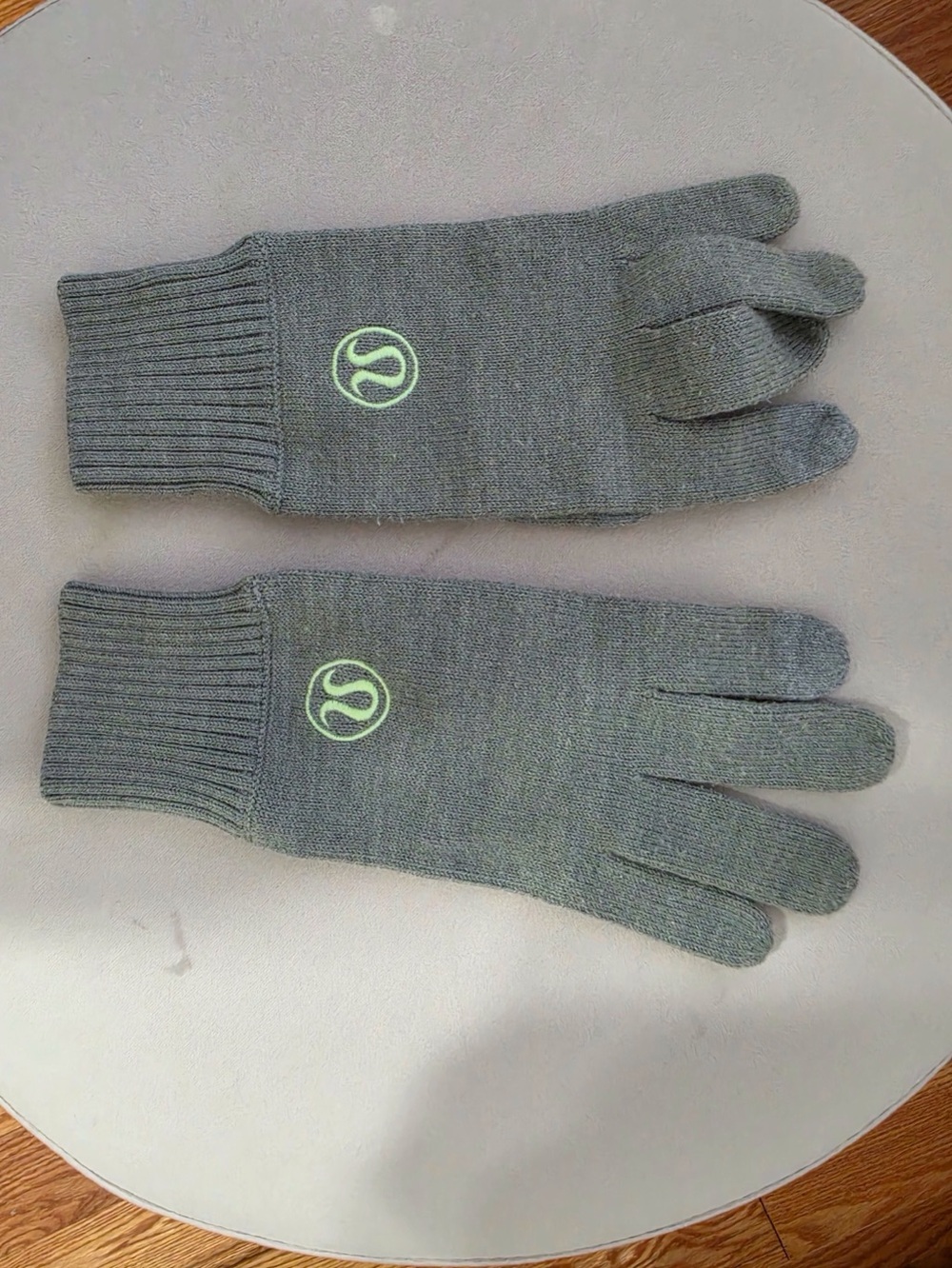 Lululemon Women’s warm revelation gloves tech